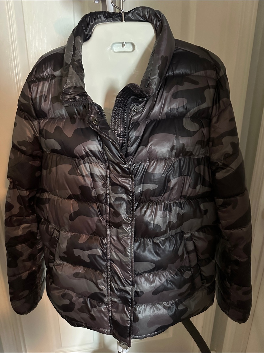 GAP Women's Black & Gray Camo Puffer Jacket size L